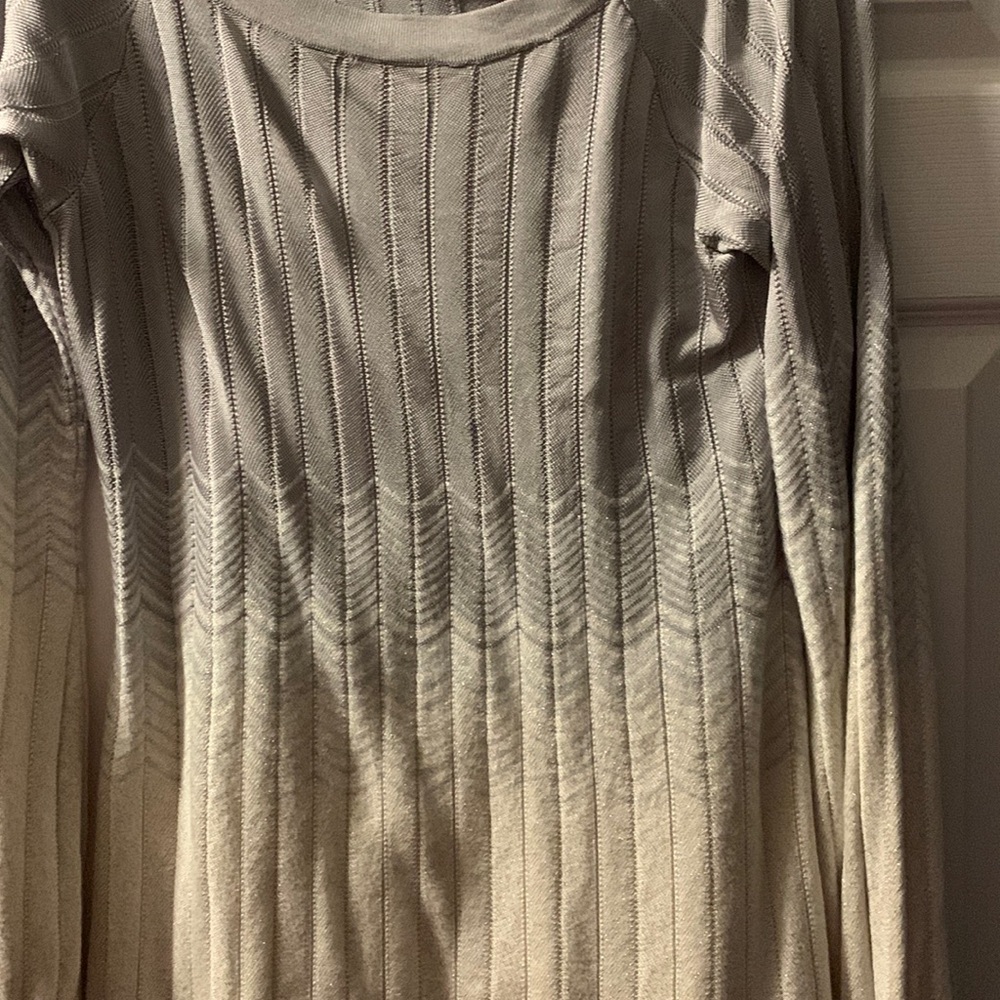 White House Black market medium grey white sweater excellent condition